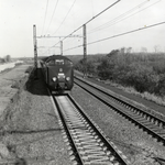 168970 Gezicht op de spoorlijn nabij Lisse, met zig-zag dwarsliggers en een paserend diesel-electrisch treinstel DE 4 ...